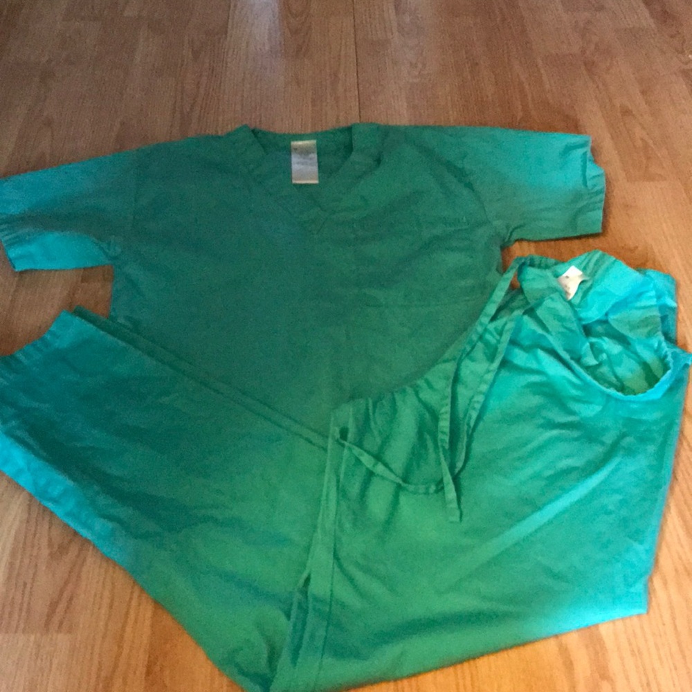 Mint green scrubs matching top/bottoms